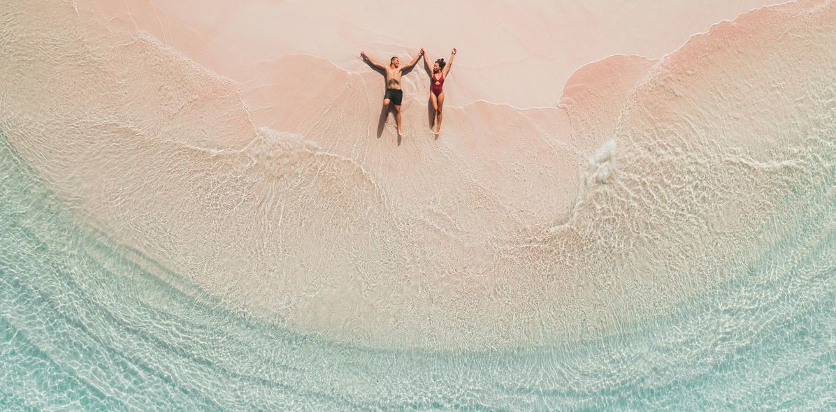 Paar liegt im Strand am Meer