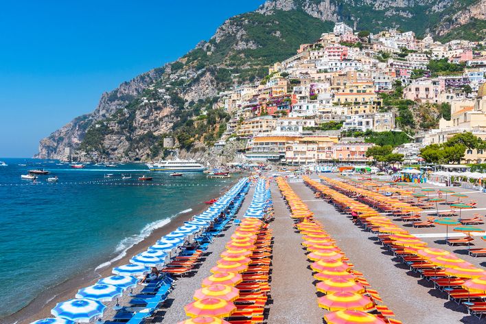 Strand von Positano mit bunten Sonnenschirmen und Amalfiküste