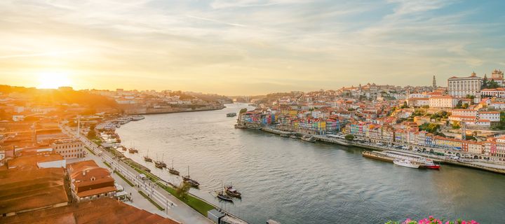 Blick auf die Stadt Porto bei Sonnenuntergang