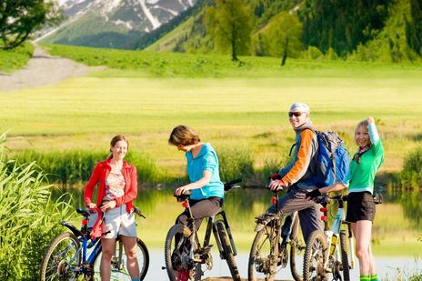 Familie beim Radfahren