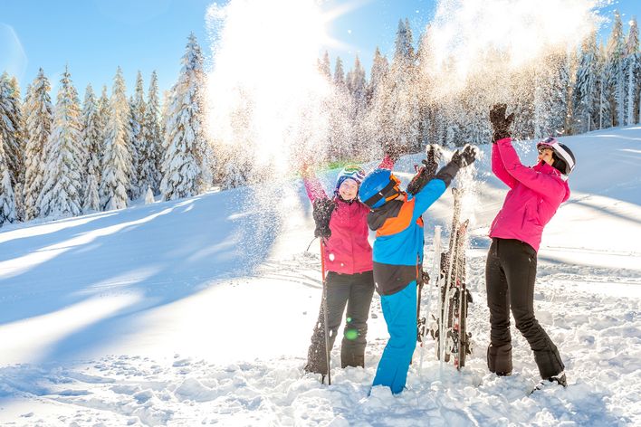 Kinder beim Spielen im Schnee