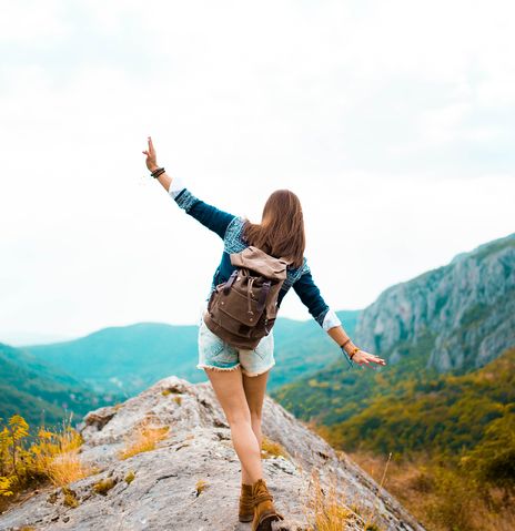 Frau beim Wandern auf einem Berg