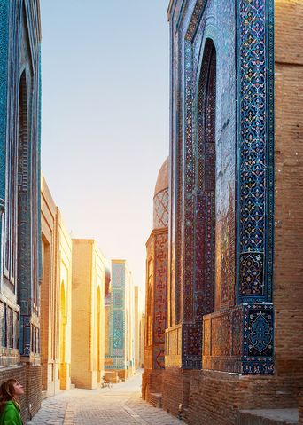Moderne Hochhäuser und historische Architektur in Samarkand aus Straßenperspektive