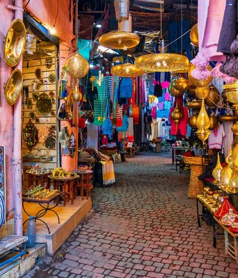 Bunter Basar mit traditionellen Lampen, Gewürzen und Souvenirs in einer orientalischen Altstadtgasse.