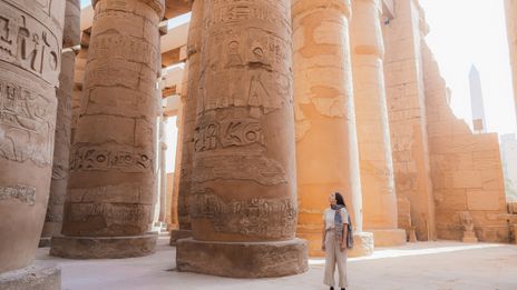 Frau im Tempel in Luxor