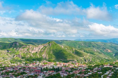 Blick auf die grüne Hügellandschaft bei Goris in Armenien