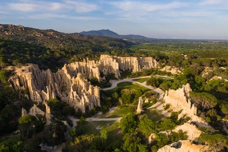 Felsformation Les Orgues mit markanten Basaltsäulen in Südfrankreich