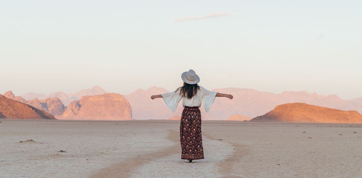 Frau spaziert durch Wüste in Jordanien