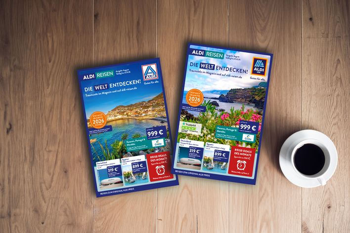 ALDI-Reisemagazin Titelblätter der Ausgabe Nord & Süd Juli 2026 auf Holztisch liegend
