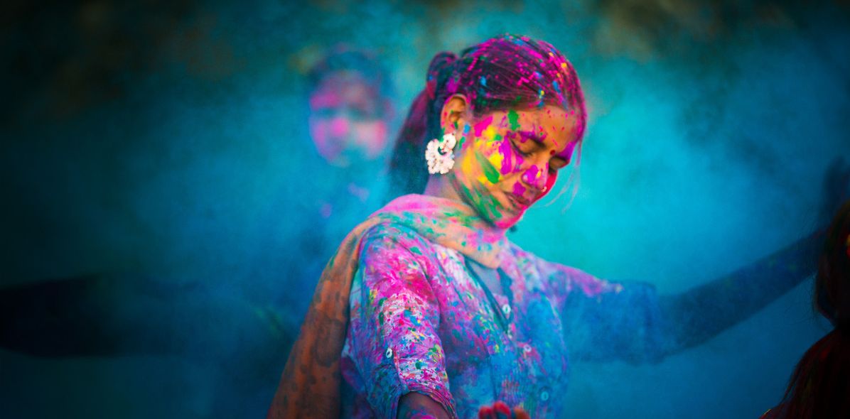 Frau bei Holi Color in Indien