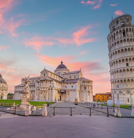 Blick auf den schiefen Turm von Pisa in der Stadt Pisa mit rosa Himmel