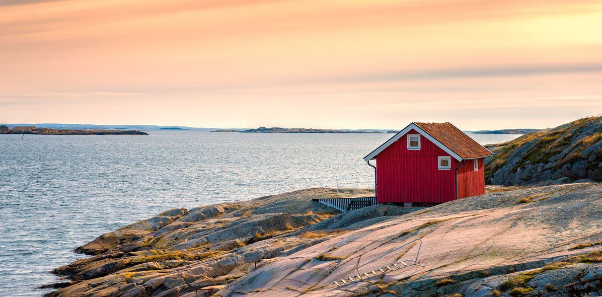 Rotes Haus an der Küste von Schweden