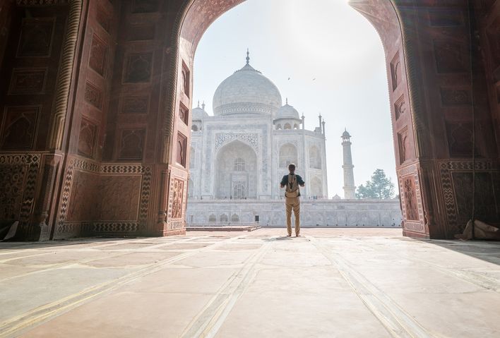 Mann vor Taj Mahal