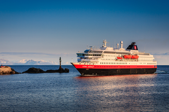 Kreuzfahrtschiff im Meer