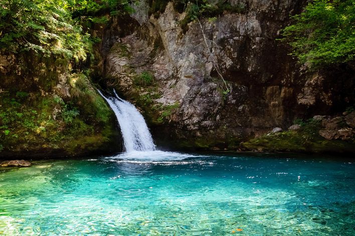 Wasserfall am Blauen Auge in der Region Theth in Albanien