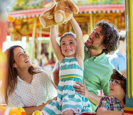 Familie im Freizeitpark