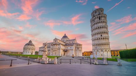 Blick auf den schiefen Turm von Pisa in der Stadt Pisa mit rosa Himmel