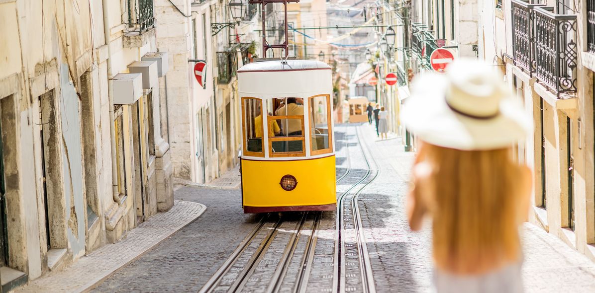 Frau vor Straßenbahn in Lissabon