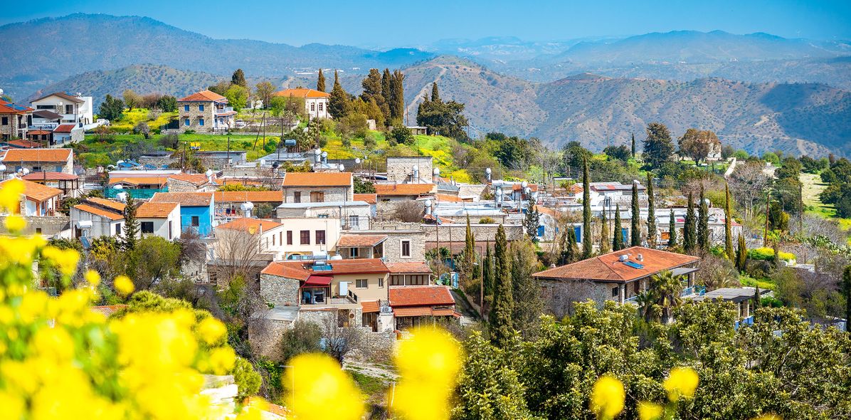 Lefkara mit Blumen