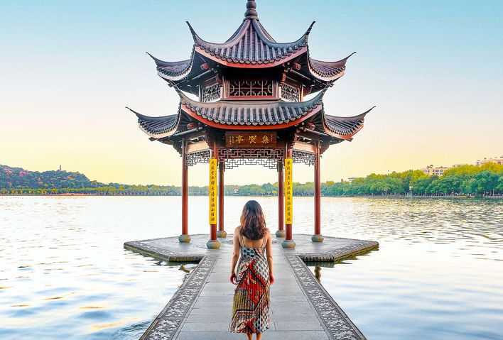 Frau auf Steg in China