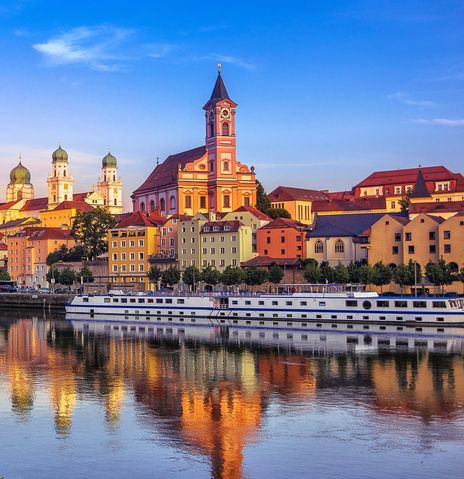 Blick auf Passau mit Flusskreuzfahrtschiff