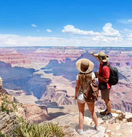 Paar genießt Ausblick am Grand Canyon