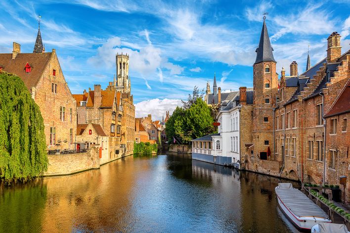 Gracht mit historischen Häusern in der Altstadt von Brügge