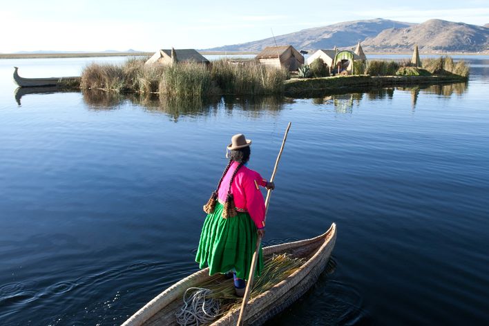 Frau auf Titicacasee in Peru