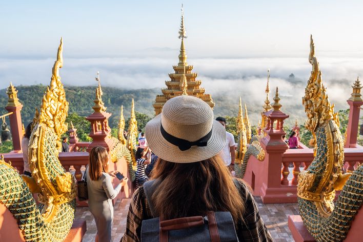 Eine Frau genießt die Aussicht vom Wat Phra That Lampang Luang Tempel