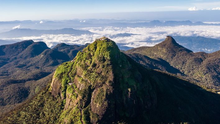 Adam’s Peak im zentralen Hochland Sri Lankas bei Sonnenaufgang