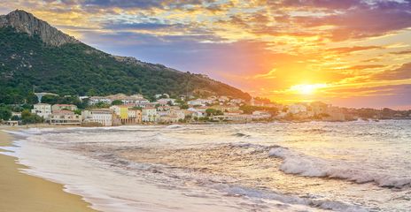 Strand mit Wellen bei Sonnenuntergang