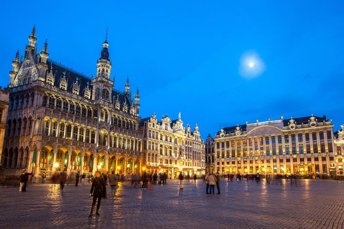 Grand Place in Brüssel mit beleuchteten Fassaden am Abend