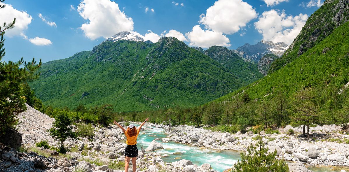 Frau am Fluss in Albanien