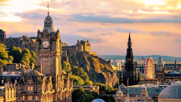 Kirchturm bei Sonnenuntergang in Edinburgh