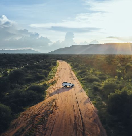 Luftaufnahme des Waterberg-Plateaus mit Straße, grünem Buschland und weiter Landschaft