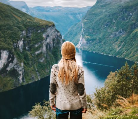 Frau blickt auf den Geirangerfjord