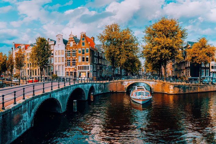Gracht mit Brücke und Grachtenhäusern in Amsterdam im Herbst