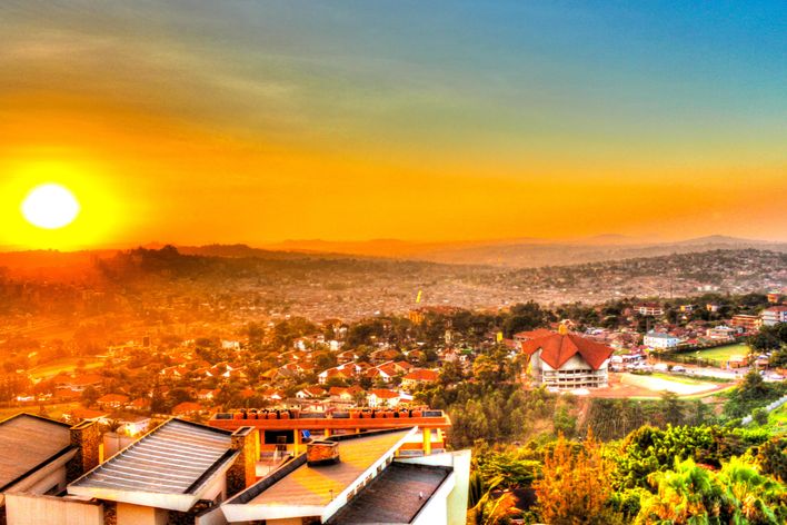 Blick über die Hauptstadt Kampala in Uganda bei Sonnenuntergang