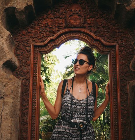 Junge Reisende erkundet einen hinduistischen Tempel in Ubud auf Bali