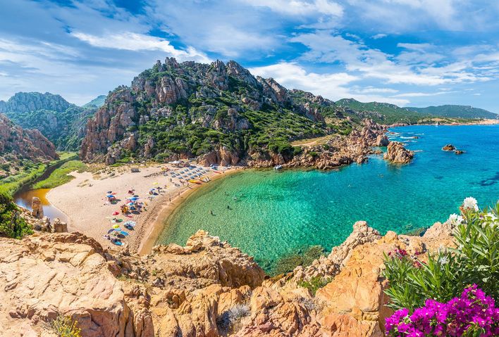 Bucht auf Sardinien mit Sandstrand und klarem Wasser