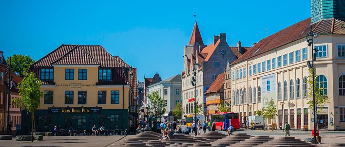 Stadtzentrum mit Rathausplatz in Aalborg, Dänemark