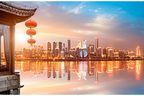 Skyline von Chongqing spiegelt sich bei Abendlicht im Fluss, Pagode im Vordergrund