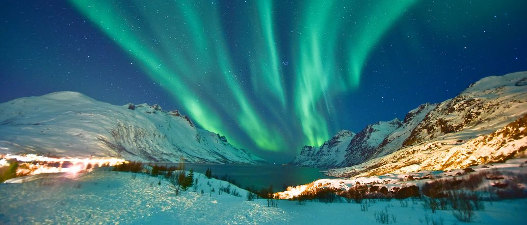 Blick auf die Nordlichter in Esfjordbotn in einer Schneelandschaft