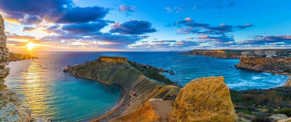 Panoramablick auf die Golden Bay beim Sonnuntergang auf der Insel Malta