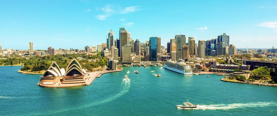 Blick auf den Hafen von Sydney mit der Oper und einem Kreuzfahrtschiff, Australien