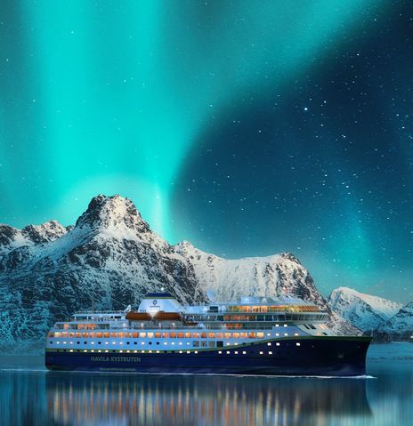 Havila Voyages Kreuzfahrtschiff mit Polarlichtern