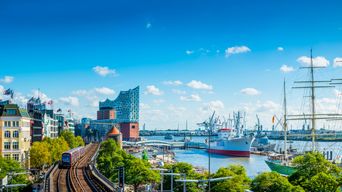 Blick auf den Hamburger Hafen mit der Elbphilharmonie