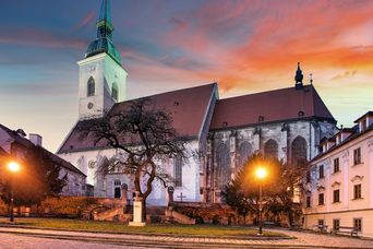 Abendstimmung in Bratislava mit St. Martins Kathedrale, Laternenlicht und Altstadtgassen
