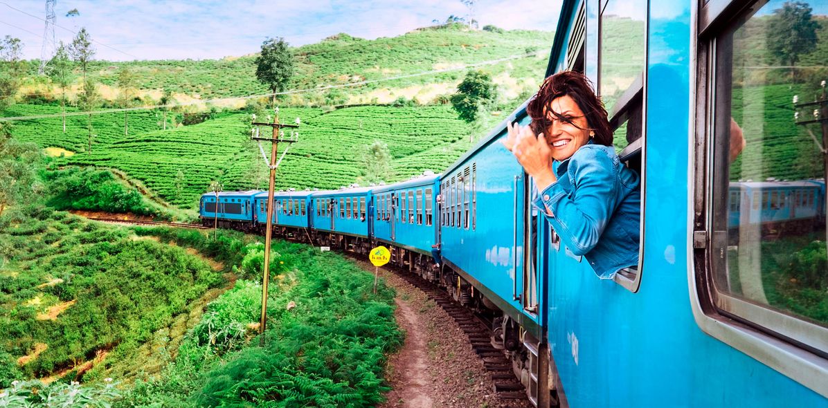 Frau im Zug in Sri Lanka