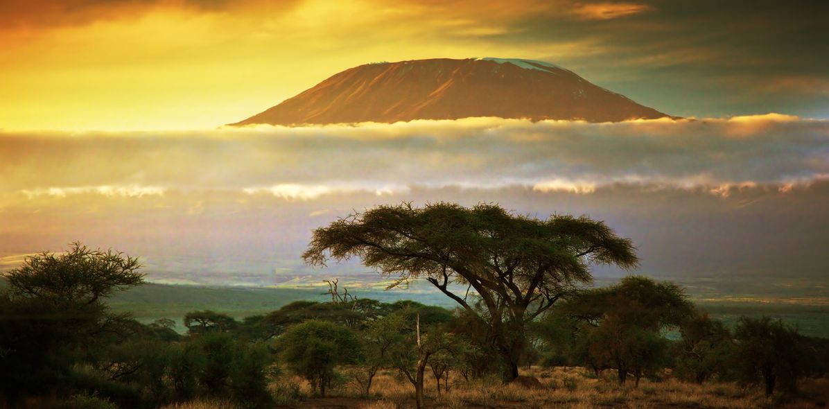 Sonnenuntergang am Berg in Kenia